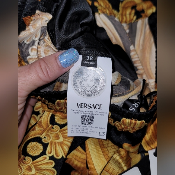 Versace Heritage Print Logo Womens Black/Gold Shorts 4 US (38) NWT With Box - Picture 16 of 16